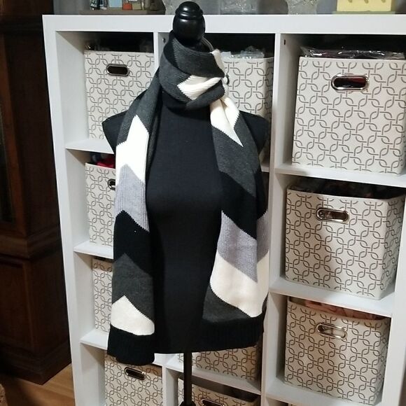 Michael Kors Women Scarf LOGO Knit Wool Blend Stripped Zigzag Gray White Black - Picture 6 of 9